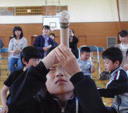 いよいよ完成した万華鏡を初めてのぞく。口々に、「わぁ〜、奇麗!」の歓声が漏れます。およそ1時間かけて、自分だけの手で作り上げただけに、喜びもひとしお=いずれも根室市立花咲港小学校で