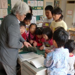 喜田川さんの作品説明を真剣に聞き入っています