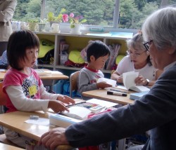 「うさぎさんの耳、動いたよ」アニメに驚く佐藤日向子さん(1年)