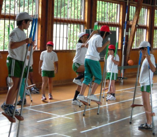 贈られた竹馬で遊ぶ新潟県長岡市立中野俣小学校の子どもたち
