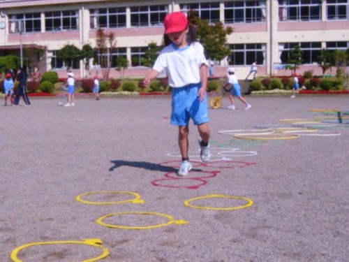 ケンステップを使って色々なステップで走る練習をする栃木県鹿沼市立永野小学校の子どもたち