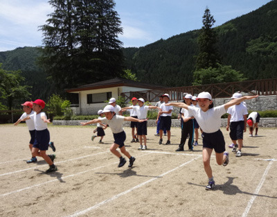 2015年度 教育応援隊 の ミズノ スポーツ教室 がスタート 岐阜県関市の板取 いたどり 小学校で 走り方教室 ベルマーク教育助成財団 2015年度 教育応援隊 の ミズノ スポーツ教室 がスタート 岐阜県関市の板取 いたどり 小学校で 走り方教室 ベルマーク教育助成財団