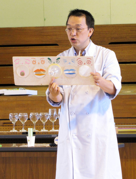 札幌市 山の手南小学校で科学実験ショー ベルマーク教育助成財団 札幌市 山の手南小学校で科学実験ショー ベルマーク教育助成財団
