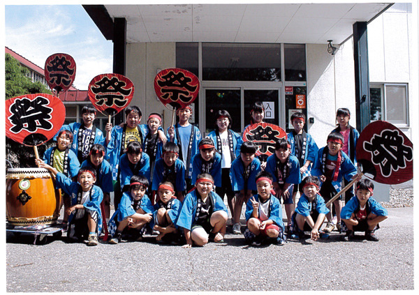 新品の長胴太鼓 秋まつりでドドン ベルマーク財団が北海道 古舞小へ贈る ベルマーク教育助成財団