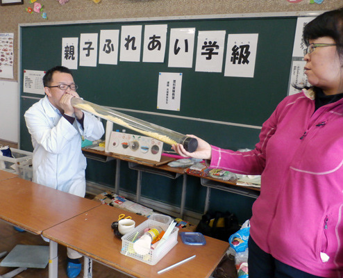 福井 長橋小学校で理科実験教室 音のサンエンスショーに興奮 ベルマーク教育助成財団