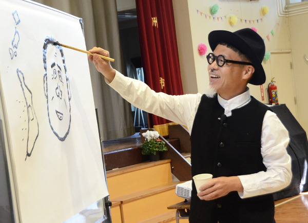 好きなこと見つけて と絵本作家 長谷川さん 北九州小倉の新道小でオーサー ビジット ベルマーク教育助成財団 好きなこと見つけて と絵本作家 長谷川さん 北九州小倉の新道小でオーサー ビジット ベルマーク教育助成財団