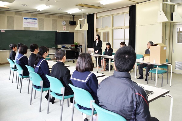 被災地の学校に備品を贈呈 国際医療福祉大学が福岡 杷木中学校に ベルマーク教育助成財団 被災地の学校に備品を贈呈 国際医療福祉大学が福岡 杷木中学校に ベルマーク教育助成財団