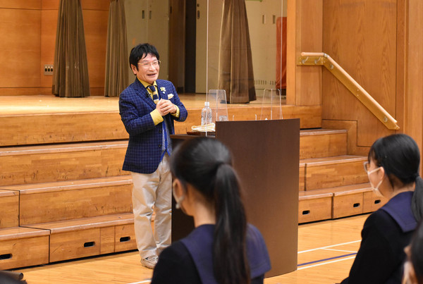 輝きを積み重ねて未来へ 田園調布学園中 高等部で尾木直樹さんのオーサービジット ベルマーク教育助成財団