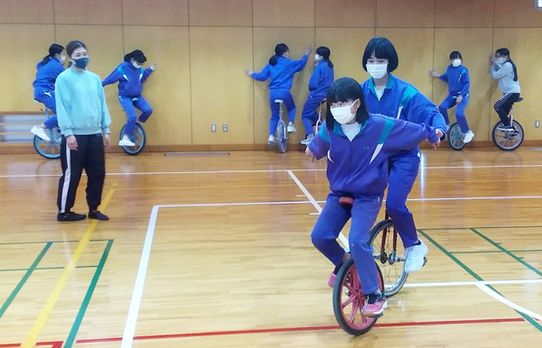 一輪車講習会、紅葉盛りの岐阜県高山で | ベルマーク教育助成財団